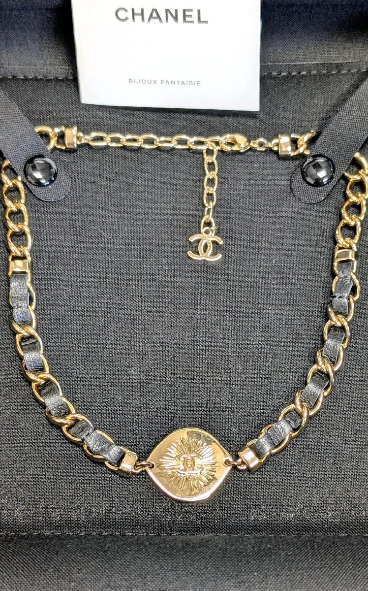 Collier choker Chanel en métal doré et cuir noir avec le pendentif