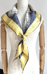foulard/carré de soie christian dior fond jaune et bleu marine