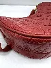 sac lune lacoste maheki en cuir embossé rouge brique