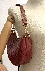sac lune lacoste maheki en cuir embossé rouge brique