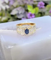bague bandeau centrée d'un saphir entouré de 4 lignes de diamants or 750 millième (18 ct) 4,35g