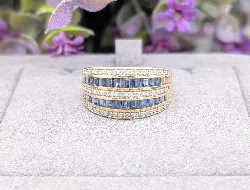 bague bandeau ornée 2 lignes de saphirs taille baguette et 3 lignes de petits diamants brillantés or 750 millième (18 ct) 4,68g