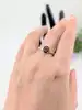 bague en 2 ors centrée d'une améthyste en cabochon épaulé de 2 petits diamants or 750 millième (18 ct) 2,08g