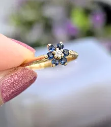 bague fleur en or centrée d'un petit diamant entouré de 5 saphirs or 750 millième (18 ct) 1,66g
