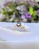 bague fleur en or centrée d'un petit diamant entouré de 5 saphirs or 750 millième (18 ct) 1,66g