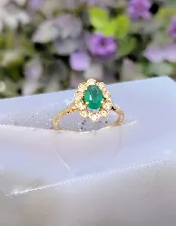 bague or marguerite centrée d'une pierre verte entourée de 10 petits diamants taille 8 x 8 or 750 millième (18 ct) 2,29g