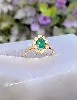 bague or marguerite centrée d'une pierre verte entourée de 10 petits diamants taille 8 x 8 or 750 millième (18 ct) 2,29g