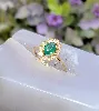 bague or marguerite centrée d'une pierre verte entourée de 10 petits diamants taille 8 x 8 or 750 millième (18 ct) 2,29g