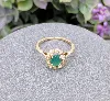 bague or marguerite centrée d'une pierre verte entourée de 10 petits diamants taille 8 x 8 or 750 millième (18 ct) 2,29g
