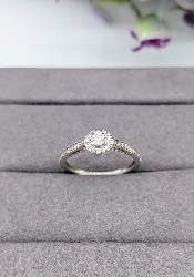 bague ornée d'un diamant central d'environ 0,10ct entouré de petits diamants or 750 millième (18 ct) 1,61g