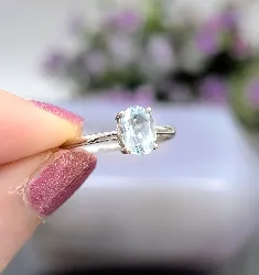 bague solitaire en or blanc sertie d'une aigue marine or 750 millième (18 ct) 1,39g