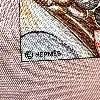 carré 90 / foulard hermès "rocaille ii" en soie au fond rose