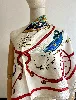 carré 90 / foulard hermès "springs" en soie dans les tons dominants blanc et rouge 88 x 88 cm