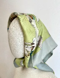 carré hermes "sauvagine en vols" en soie dans tons dominants vert