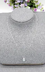 collier en or blanc orné d'un pendentif aigue-marine facettée surmonté d'un petit diamant or 750 millième (18 ct) 1,75g