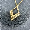 collier louis vuitton essential v en laiton à finition dorée