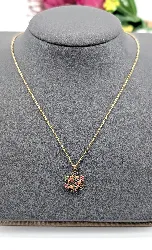 collier maille forçat avec un pendentif forme flocon de neige pavé des pierres de couleur synthétiques or 750 millième (18 ct) 3,5