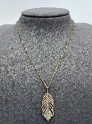 collier plaqué or pendentif plume orné de strass bleu