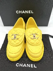 mocassins / chaussures chanel classique en cuir jaune avec logo cc t35c