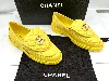 mocassins / chaussures chanel classique en cuir jaune avec logo cc t35c