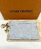 porte-cartes louis vuitton charmsenen cuir de vache bleu azur, orné de deux charms charms en forme de fleurs de monogram