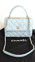 sac à bandoulière chanel trendy cc top handle petit modèle en cuir bleu clair