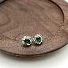 13046250 boucles d'oreilles chacune avec une pierre verte ronde et encournée des oxydes argent 925 millième (22 ct) 2,6g argent 92