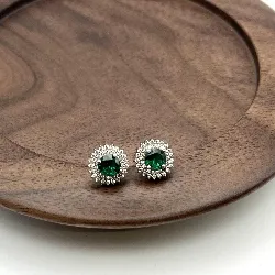 13046250 boucles d'oreilles chacune avec une pierre verte ronde et encournée des oxydes argent 925 millième (22 ct) 2,6g argent 92