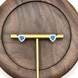 13046440 boucles d'oreilles chacune avec une pierre bleue coupe coeur et encournée des oxydes argent 925 millième (22 ct) 1,75g ar