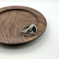 1907907 bague chevalière avec agate noire et motif t66 argent 925 millième (22 ct) 4,28g argent 925 millième (22 ct) 4,28g