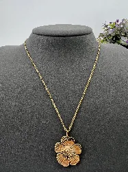 31219645 collier chaîne avec pendentif fleur en acier doré