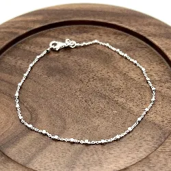72133318 bracelet chaîne argent maille forçat avec petits carrés l18 cm 925 millième (22 ct) 1,14g argent 925 millième (22 ct) 1,1