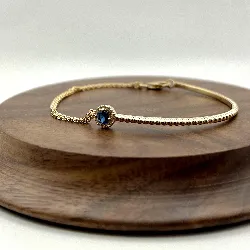 97394118 bracelet demi jonc centré d'une pierre bleue et entournée des oxydes l18 cm