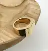 bague a.p.c. chevalière minimaliste en laiton doré