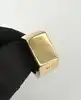 bague a.p.c. chevalière minimaliste en laiton doré