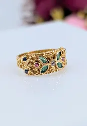 bague bandeau avec motifs ajourés sertie de diamant, émeraudes, saphirs et rubis or 750 millième (18 ct) 3,91g