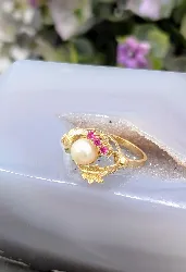 bague cocktail motifs végétaux ornée d'une perle de culture et 3 rubis syntéthiques or 750 millième (18 ct) 3,61g