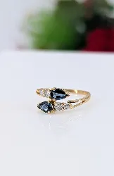 bague croisée en or sertie de 2 saphirs forme goutte d'eau et 4 diamants brillantés or 750 millième (18 ct) 1,72g