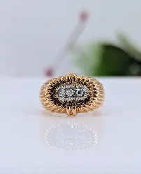 bague dôme en 2 ors centrée de 3 diamants d'environ 0,06ct au total or 750 millième (18 ct) 3,41g