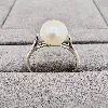 bague en argent sertie de perle et épaulé des oxydes argent 925 millième (22 ct) 2,25g