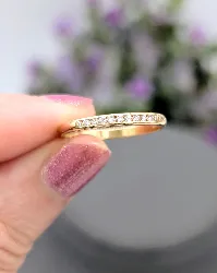 bague fine en or sertie 11 petits diamants or 750 millième (18 ct) 1,30g