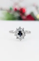 bague marguerite en or blanc centrée d'un saphir entouré de 10 oxydes or 750 millième (18 ct) 2,82g