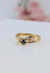 bague motifs plumes centrée d'un saphir et 2 petits diamants or 750 millième (18 ct) 2,63g