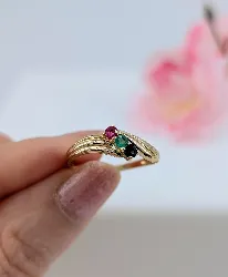 bague or centrée d'un rubis, une émeraude et un saphir or 750 millième (18 ct) 1,49g