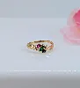 bague or centrée d'un rubis, une émeraude et un saphir or 750 millième (18 ct) 1,49g