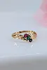 bague or centrée d'un rubis, une émeraude et un saphir or 750 millième (18 ct) 1,49g