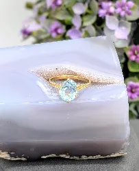 bague or ornée d'une topaze bleue or 750 millième (18 ct) 2,76g