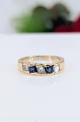 bague or sertie de 3 diamants d'environ 0,45ct et 2 saphirs or 750 millième (18 ct) 5,63g