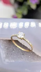 bague or solitaire oxyde épaulé d'une ligne de petits oxydes or 375 millième (9 ct) 1,16g