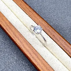 bague solitaire en argent centrée d'un oxydes argent 925 millième (22 ct) 1,64g